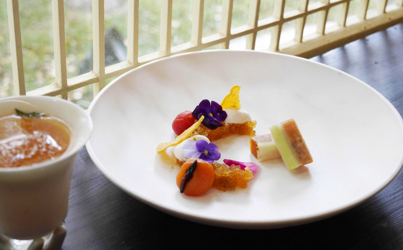 圖中將晚間套餐開胃小點「團團圓圓」、「烏金白玉」組合於一盤。（圖／魏妤靜攝）