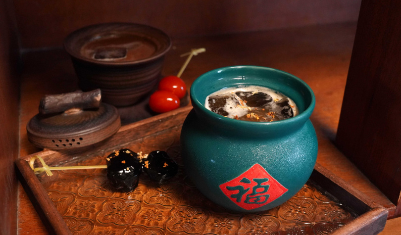 創意調酒「酸梅湯」（前）、「柑仔蜜」。（各380元，圖／魏妤靜攝）