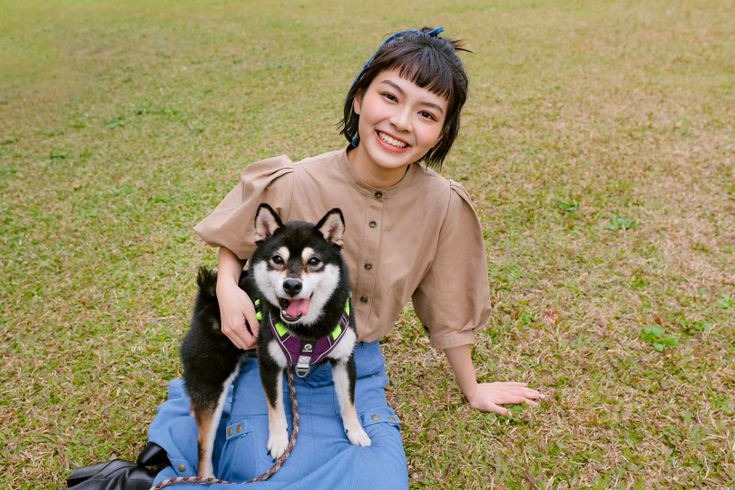 柏妍樺發現Kona走路腳有點怪怪，帶去給醫生檢查，認為是過去籠養造成發育不好，目前只要好好維持體重，活動不會有影響。（圖／楊澍攝）