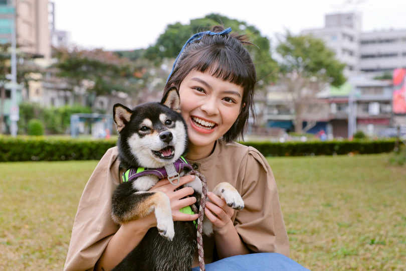 Kona最喜歡吃蘋果，柏妍樺每天都會為Kona削蘋果。（圖／楊澍攝）