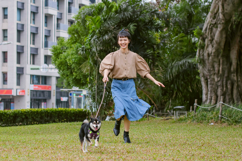 柏妍樺會帶Kona到公園跑跑步、交朋友。（圖／楊澍攝）
