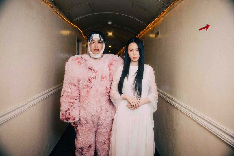 〈癡情暈船仔〉MV邀請新生代女星陸夏擔任女主角，Marz23則飾演傾倒在她裙下的「暈船仔」。（圖／華納音樂提供）