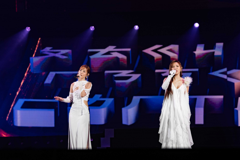 鐵肺姐妹李佳薇、李佳歡驚喜同台合唱高難度歌曲〈Golden〉。（圖／台視提供）