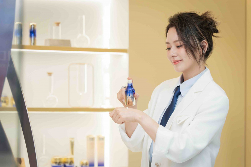 圖說:資生堂激抗痕亮采緊緻超級精華40ml/6,000元、80ml/9,500元。(圖/品牌提供)
