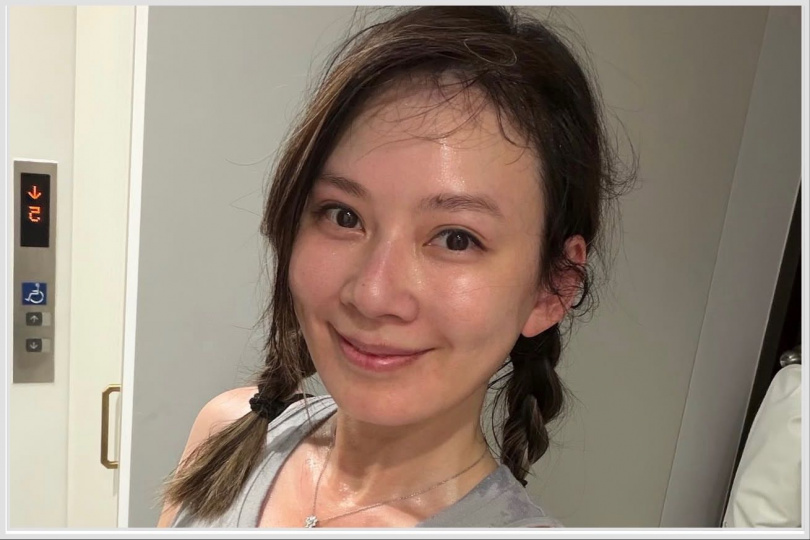 Melody分享雙辮運動自拍,灰色背心上的汗漬與自然笑容,展現充滿活力的日常模樣。(圖/翻攝自Melody IG)