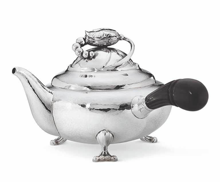 GEORG JENSEN「BLOSSOM銀雕茶壺」，設計師Georg Jensen作品╱530,500元。（圖╱提供GEORG JENSEN）