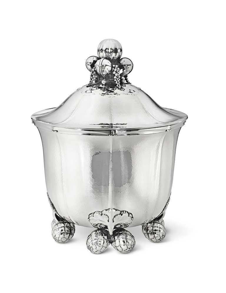 GEORG JENSEN「銀雕香檳冰桶」，設計師Georg Jensen作品╱（上蓋）884,200元；（桶身）1,959,500元。（圖╱提供GEORG JENSEN）