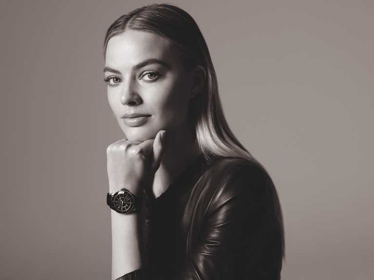 香奈兒「J12」腕錶最新形象大使瑪格羅比，優雅佩戴「J12」腕錶黑色陶瓷款╱212,000元。（圖╱CHANEL提供）