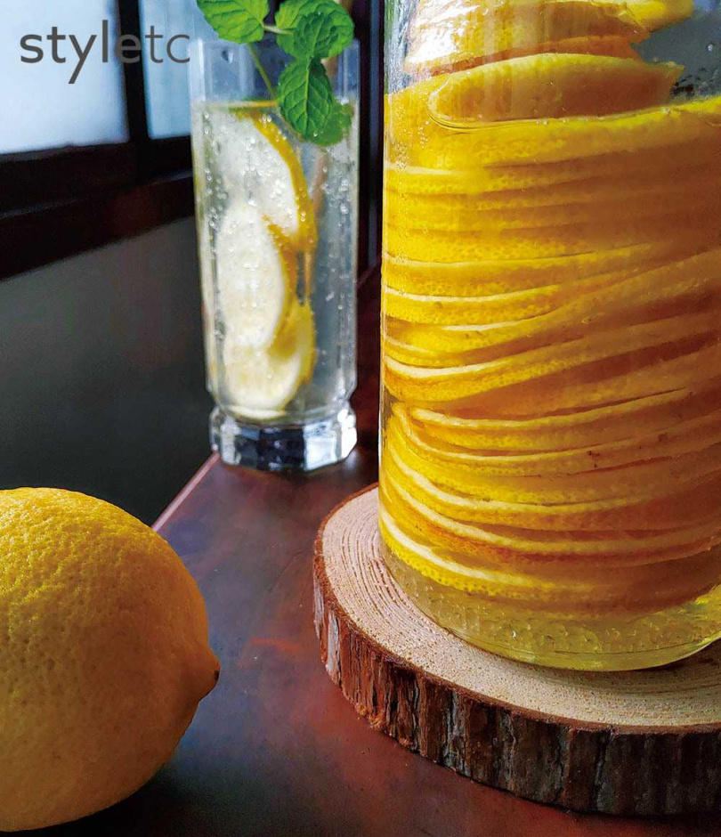 選用黃檸檬或梅爾檸檬，才不會帶苦澀味，炎夏時用來調飲超棒！（圖／店家提供）