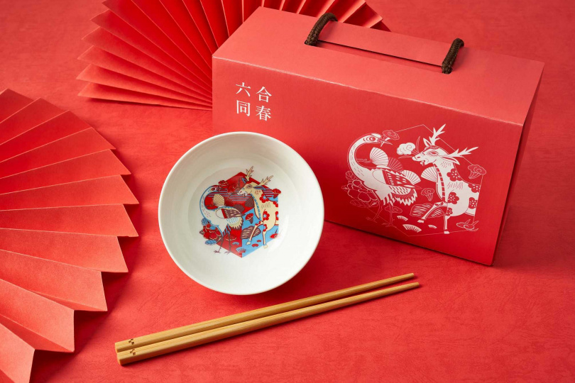 誠品生活與史博館合作，消費滿額即可兌換「《六合同春》碗筷或雙碗湯筷組」。