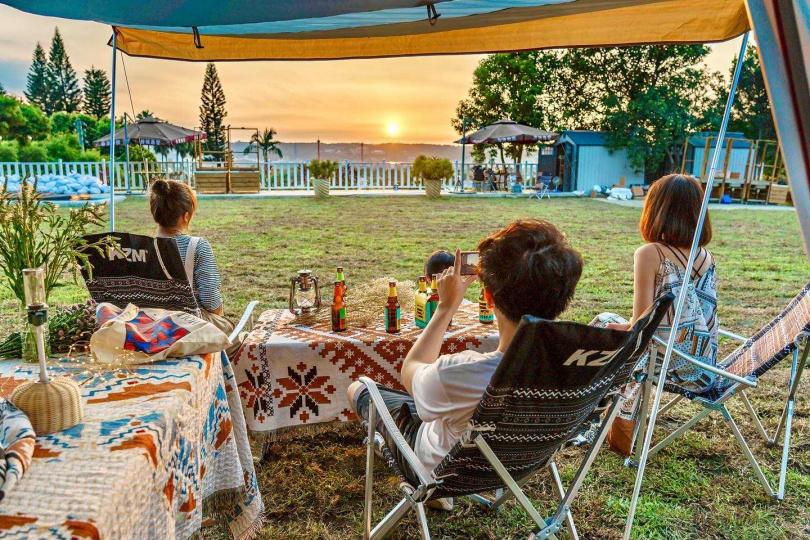 桃樂絲露營區坐擁夕陽第一排絕佳位置，與毛小還輕鬆欣賞美麗夕陽與夜景。（圖／Klook提供）