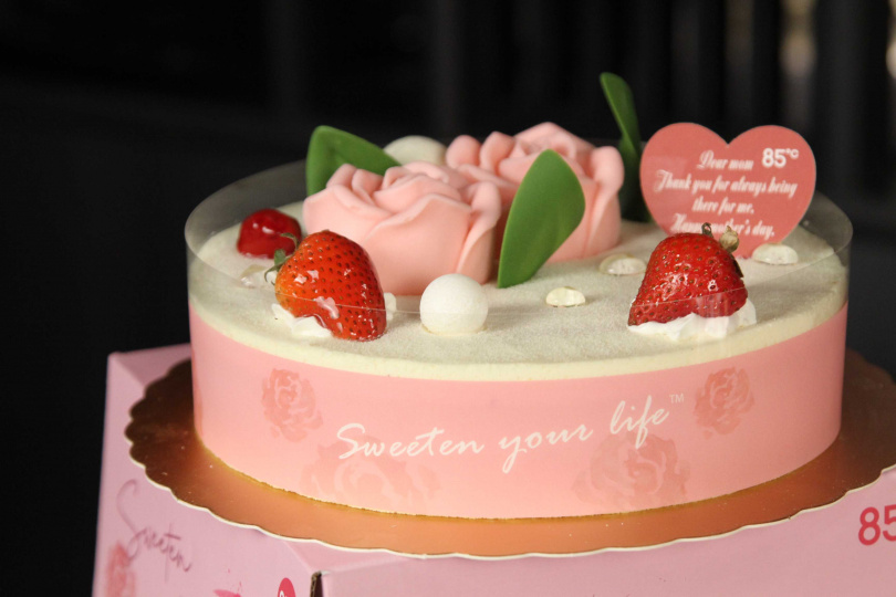 8吋的「玫瑰漫舞」以巧克力玫瑰花為主角，搭配的覆盆莓香堤餡使用法國Boiron草莓果泥，酸甜恰到好處。（原價777元）