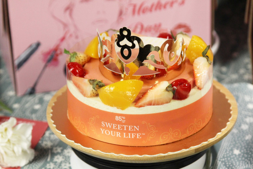 6吋的「女王的皇冠」以香草戚風蛋糕為主體，內有三種不同口感夾層，酸甜爽口又清甜。（原價542元）