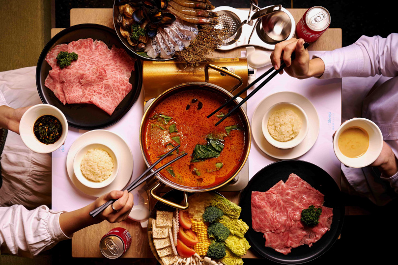 以泰式冬陰功高湯為湯底的「和牛火鍋吃到飽」，讓人暢快遊玩之際也能留下味蕾的美味記憶。（圖／捷絲旅台南十鼓館提供）