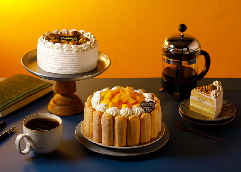 「6吋芒果布蕾夏洛特蛋糕」（前，1,180元）、「6吋栗子布蕾焦糖蛋糕」。（950元，圖／星巴克提供）