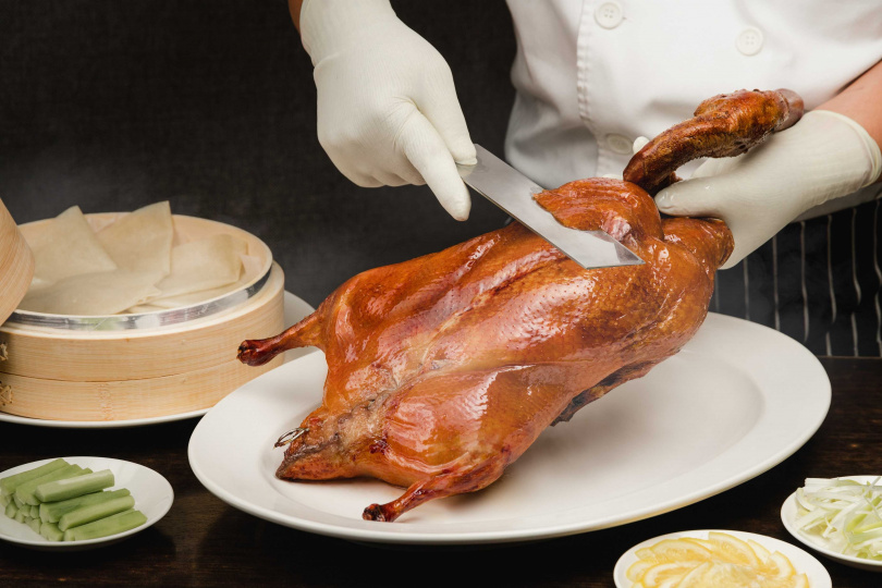 人氣必點「廣式片皮鴨」，以桌邊服務方式上菜，鴨肉是精選宜蘭的櫻桃鴨，鴨肚內均勻塗抹「粵式醃醬」。