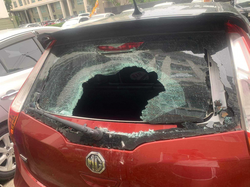 九命怪貓從公寓墜落，撞破托尤塔卡的車窗。（圖／翻攝自臉書)