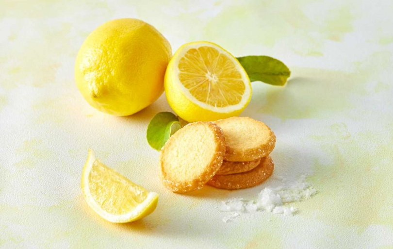 「2023夏季限定」綜合禮盒內包含新推出的鹽味檸檬脆餅。（圖／YOKU MOKU提供）