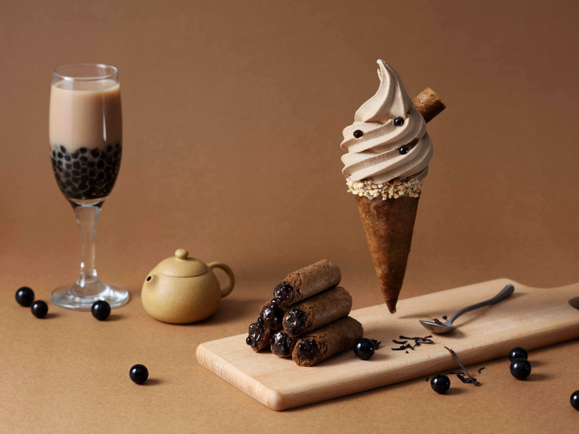 青鳥旅行6/23～7/23將在台北SOGO復興館開設快閃店，還將開賣「珍珠奶茶蛋捲霜淇淋」。（圖／青鳥旅行提供）