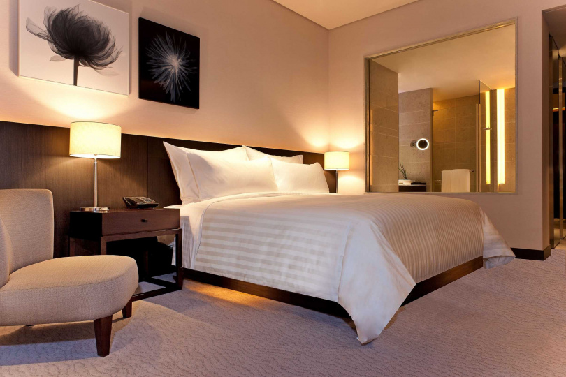 台北寒舍艾美酒店推出持兩張聯合住宿券（9,600元）可享「豪華客房雙人住宿」，等同4折優惠。（圖／寒舍集團提供）