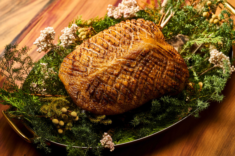玉露鴨富含油脂的肉品，經過熟成方式處理後，肉質更顯細緻。