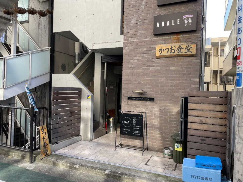 位在澀谷一角的「鰹魚食堂」店鋪，寫著店名的木製看板很容易辨識。（圖／ⒸKatsuo Shokudo提供）