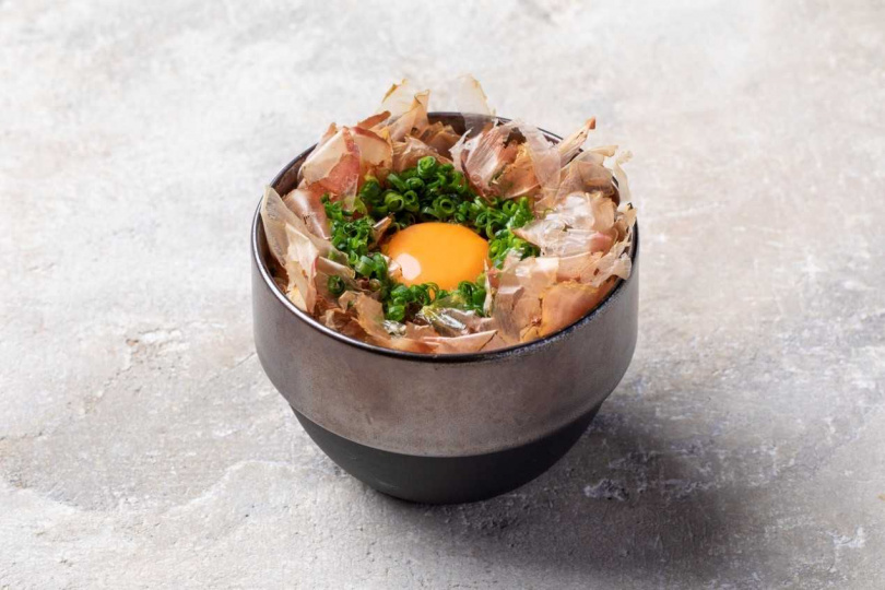 這碗熱騰騰的白米飯，舖滿著柴魚片、蔥花，加上新鮮生蛋，這樣的美味早餐，令人垂涎三尺。（圖／ⒸKatsuo Shokudo提供）
