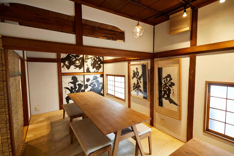 「MISOJYU」二樓座位區裝飾著名書法家武田雙雲揮毫作品，視覺強烈而撼動人心。（圖／ⒸMISOJYU提供）