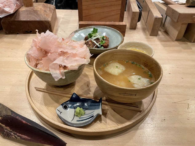 「鰹魚食堂」的套餐提供鰹魚多樣吃法，製成小菜之外，湯也以柴魚熬煮而成。（圖／ⒸKatsuo Shokudo提供）
