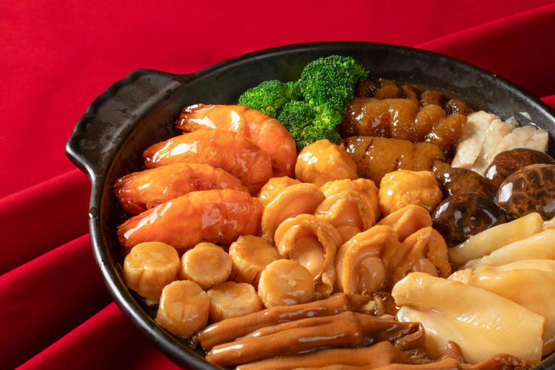 香港家庭才會出現素有皇帝菜之稱的 「港式盆菜–盆滿缽滿」，不僅可以預購外帶，也提供內用享用，小鍋適合2至3人享用，大鍋適合4至5人享用，料多實在又大氣。