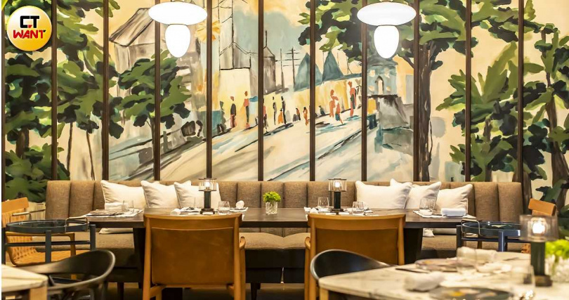 「元紀.台灣菜」有兩層樓用餐空間、128個座位,2樓小吃區可見藝術家Lillian Wu以台中街景為主題的創作。(圖/元紀.台灣菜提供)