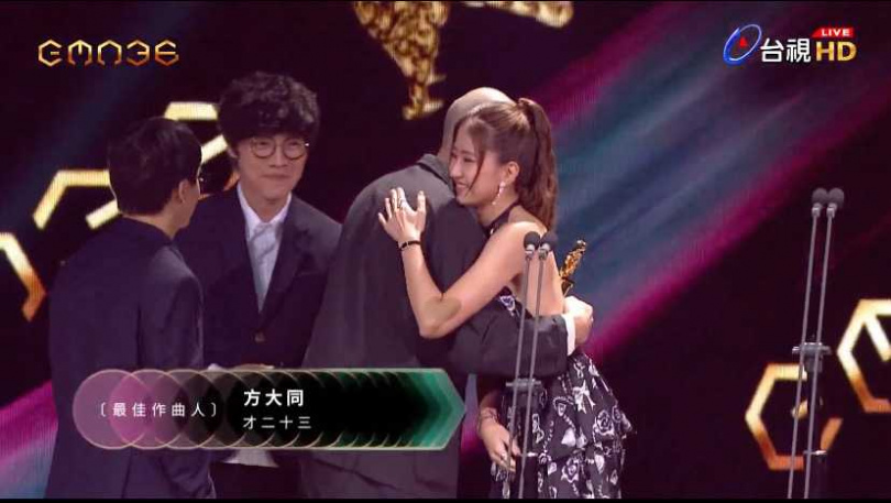 方大同獲得最佳作曲人獎，由工作夥伴代為領獎。（圖／翻攝自台視）