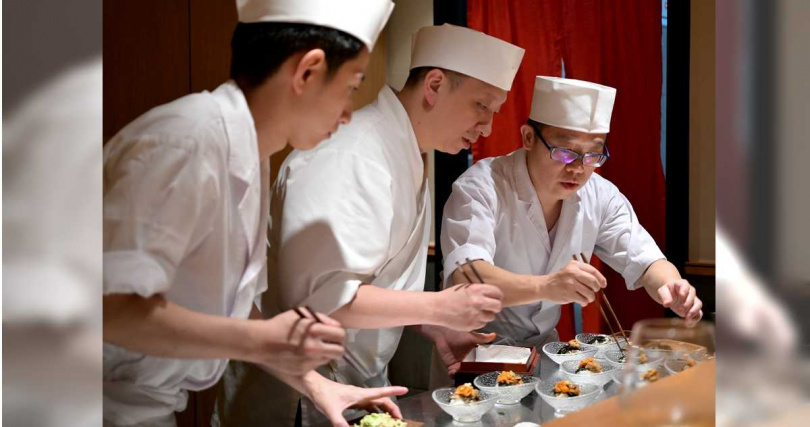 末冨康雄主廚(右)與匠樂主廚阿鴻(中)相識多年亦師亦友,攜手端出割烹饗宴讓饕客讚不絕口。(圖/匠樂提供)