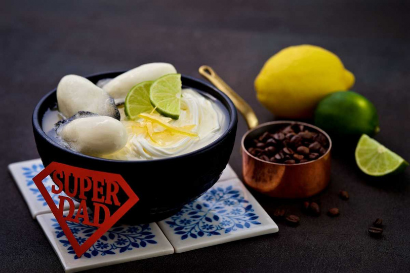 神旺普諾麵包坊2025年父親節獻上創意滿分的「鮮蚵棒棒麵」擬真系蛋糕，搶攻節慶商機。（圖／神旺普諾麵包坊提供）