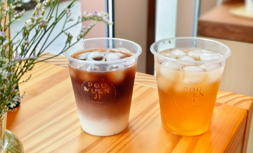 「熟普奶茶」（左，熱120元、冷130元）、「金達摩生普洱茶冰滴茶」（200元）都是推薦必點飲品。（圖／魏妤靜攝）