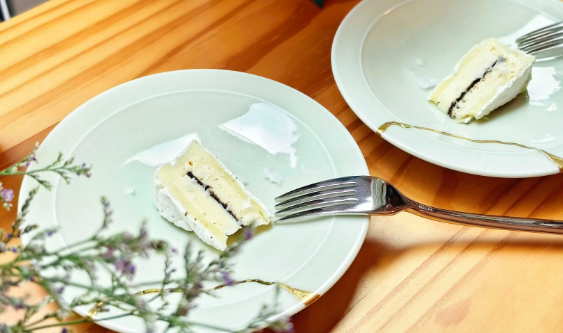 適合搭配經典藏茶「元紀熟普」享用的「松露卡門貝爾」，是融合白巧克力與松露為巧克力甘納許後回填卡門貝爾之心乳酪，搭配馬爾頓海鹽更帶出乳香、留下餘韻。（1,200元／270g，圖／魏妤靜攝）