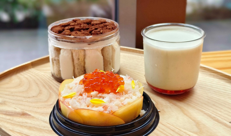 鋪滿松葉蟹絲的「蟹肉起司蛋糕」（前，320元）、融入鰹魚凍的「毛豆乳酪」（右，200元）是甜鹹交織的有趣選擇，「松露提拉米蘇」亦充滿濃郁的松露香氣。（300元，圖／魏妤靜攝）