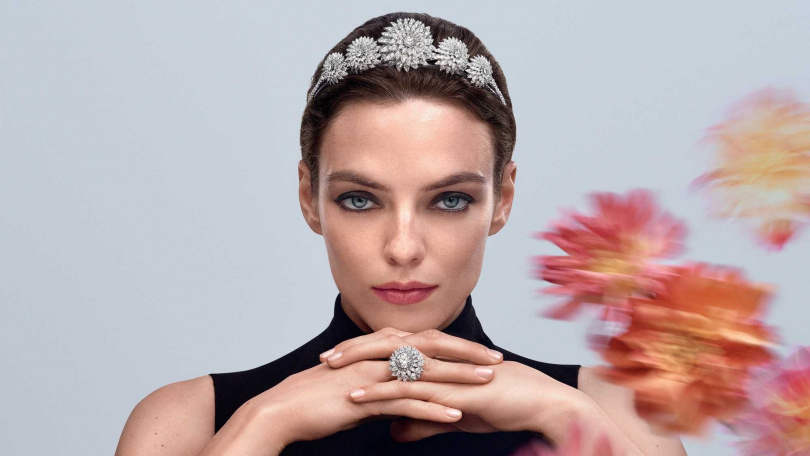 「Dahlia 大理花」 18K 白金可轉換式冠冕，以及 18K 白金戒指。（圖／品牌提供）