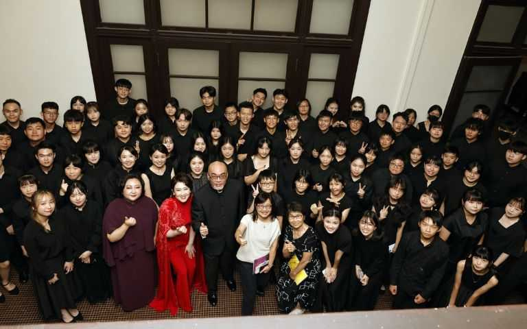 臺北市副市長林奕華蒞臨後台予以勉勵。（圖片提供／臺北市立國樂團）