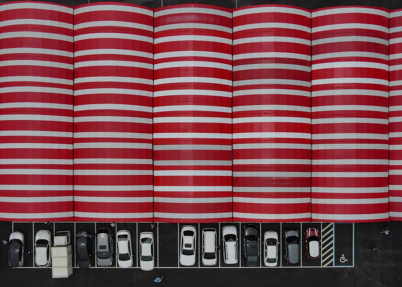 誠品生活新店│葉陶軒〈垂景 Eyes in Flight〉空拍攝影展│「棚」。（圖／誠品提供）