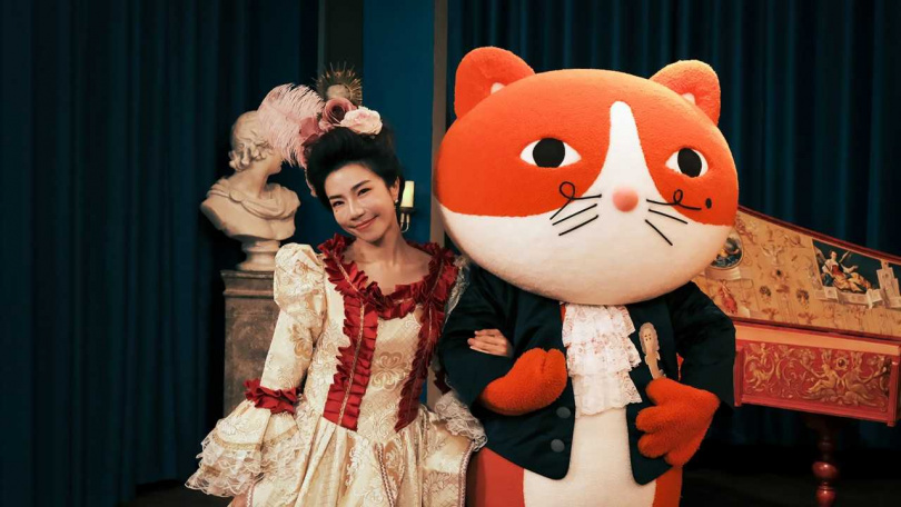 江老師（左）身穿精美華麗的巴洛克當代造型。（圖／小公視提供）