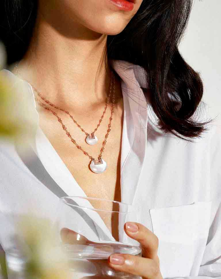 Qeelin「Yu Yi系列」18K玫瑰金鑲鑽珍珠母貝小型項鍊╱118,000元；18K玫瑰金鑲鑽珍珠母貝中型項鍊╱156,000元。（圖╱Qeelin提供）