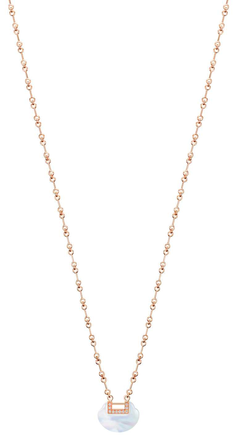 Qeelin「Yu Yi系列」18K玫瑰金鑲鑽珍珠母貝小型項鍊╱118,000元。（圖╱Qeelin提供）