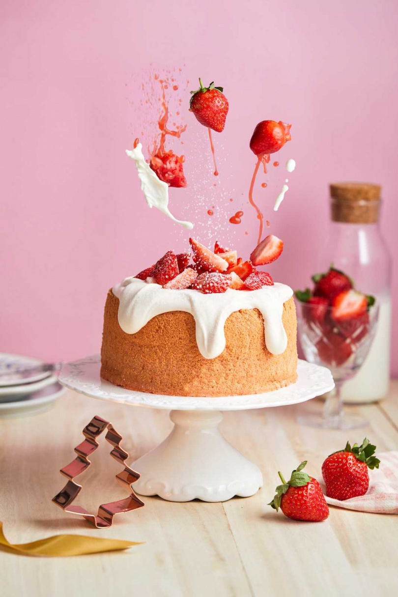 草莓奶昔戚風漂浮示意（此款蛋糕為自取指定捷運站取貨）。(圖／MJ Handmade Patisserie 微甜室提供)  