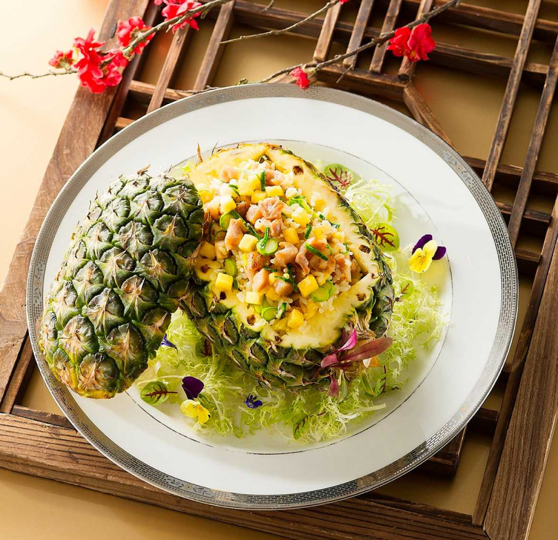 粵菜餐廳「香宮」的原盅菠蘿雞粒炒飯。（圖／台南遠東國際大飯店）