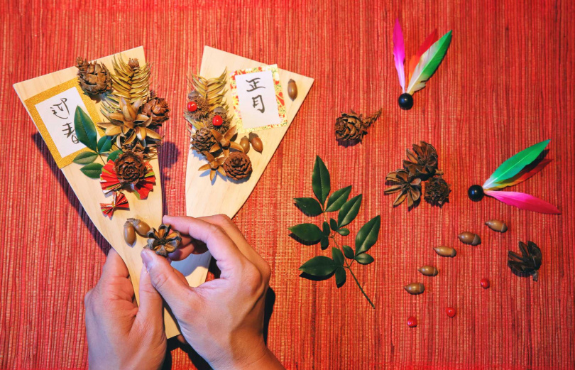 旅客使用乾燥果實點綴木製羽子板，製作出屬於自己獨一無二的作品。  