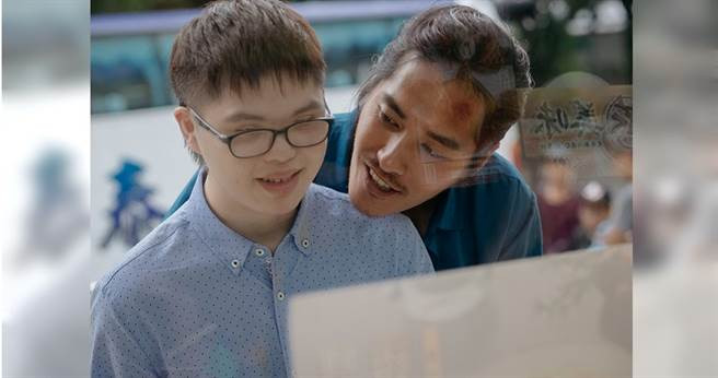 導演藍正龍（右）與片中演員蔡佳宏在拍片現場。（圖／華映提供）