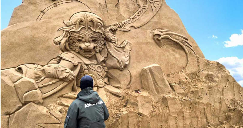 2022福隆國際沙雕藝術季將經典劇集《魔吞十二宮》人物金獅刻畫得細膩精緻。（圖／福容大飯店提供）