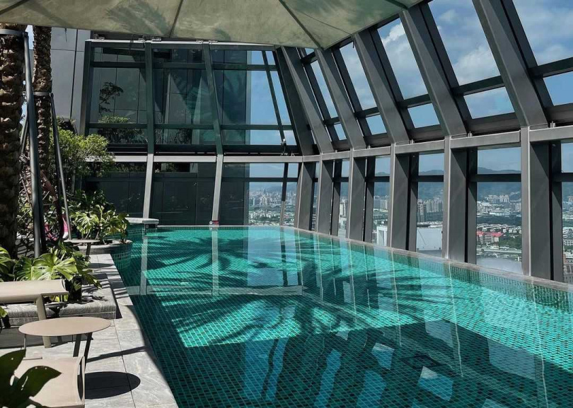 新板希爾頓酒店的高空無邊際泳池位於32樓，能一覽新北市景。（圖／Klook提供）
