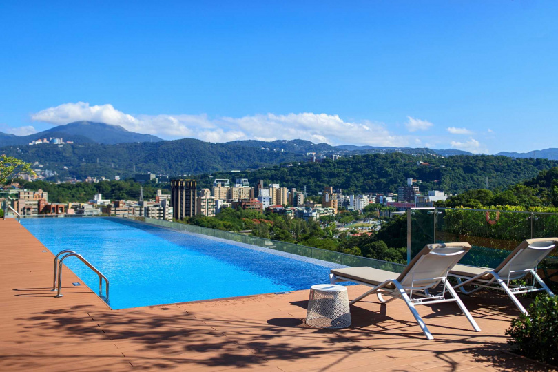 台北士林萬麗酒店的無邊際泳池能欣賞陽明山壯麗山景。（圖／Klook提供）
